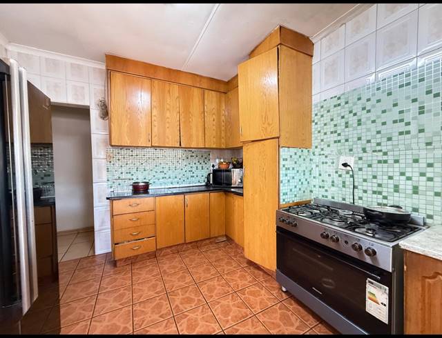6 BEDROOM HOUSE FOR SALE IN LENNOXTON